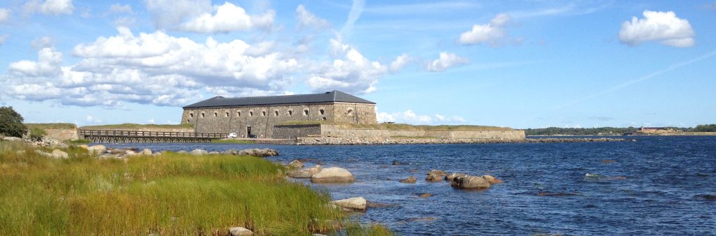 Drottningskärs kastell med vatten i förgrunden