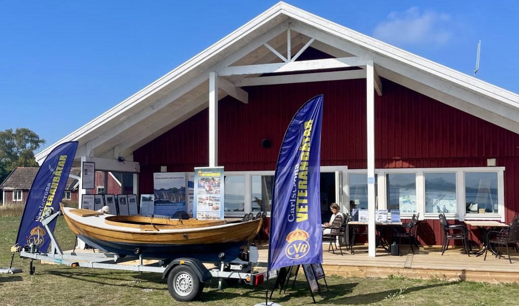 Jaktkanot utan för klubbhuset