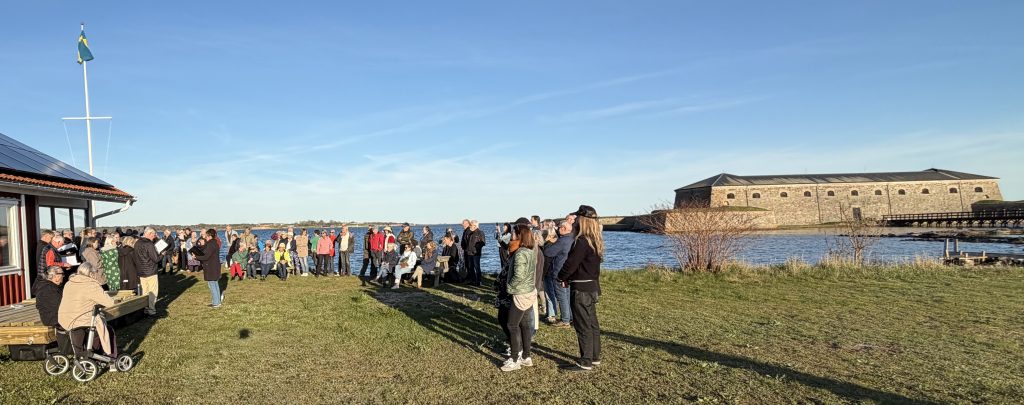 Valborgsfirande med Drottningskärs Kastell i bakgrunden