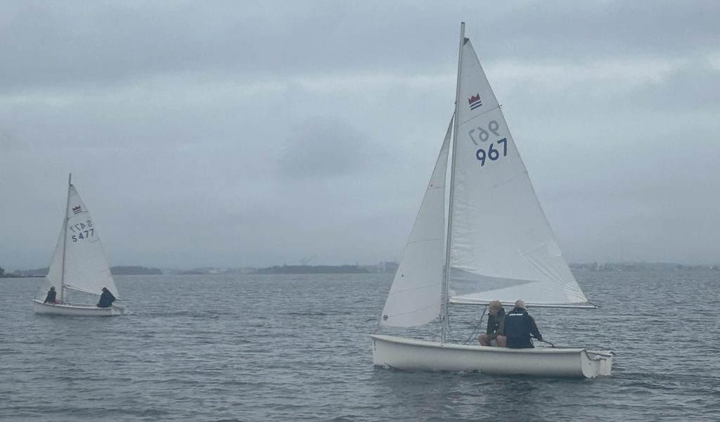 Två segelbåtar